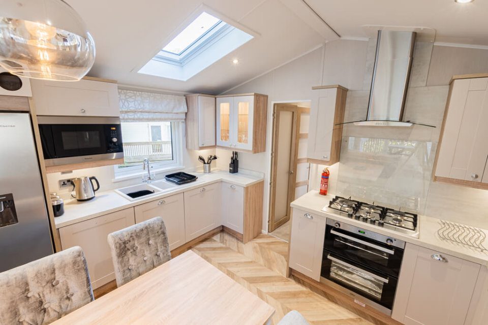 Ivy Platinum Mini Lodge kitchen
